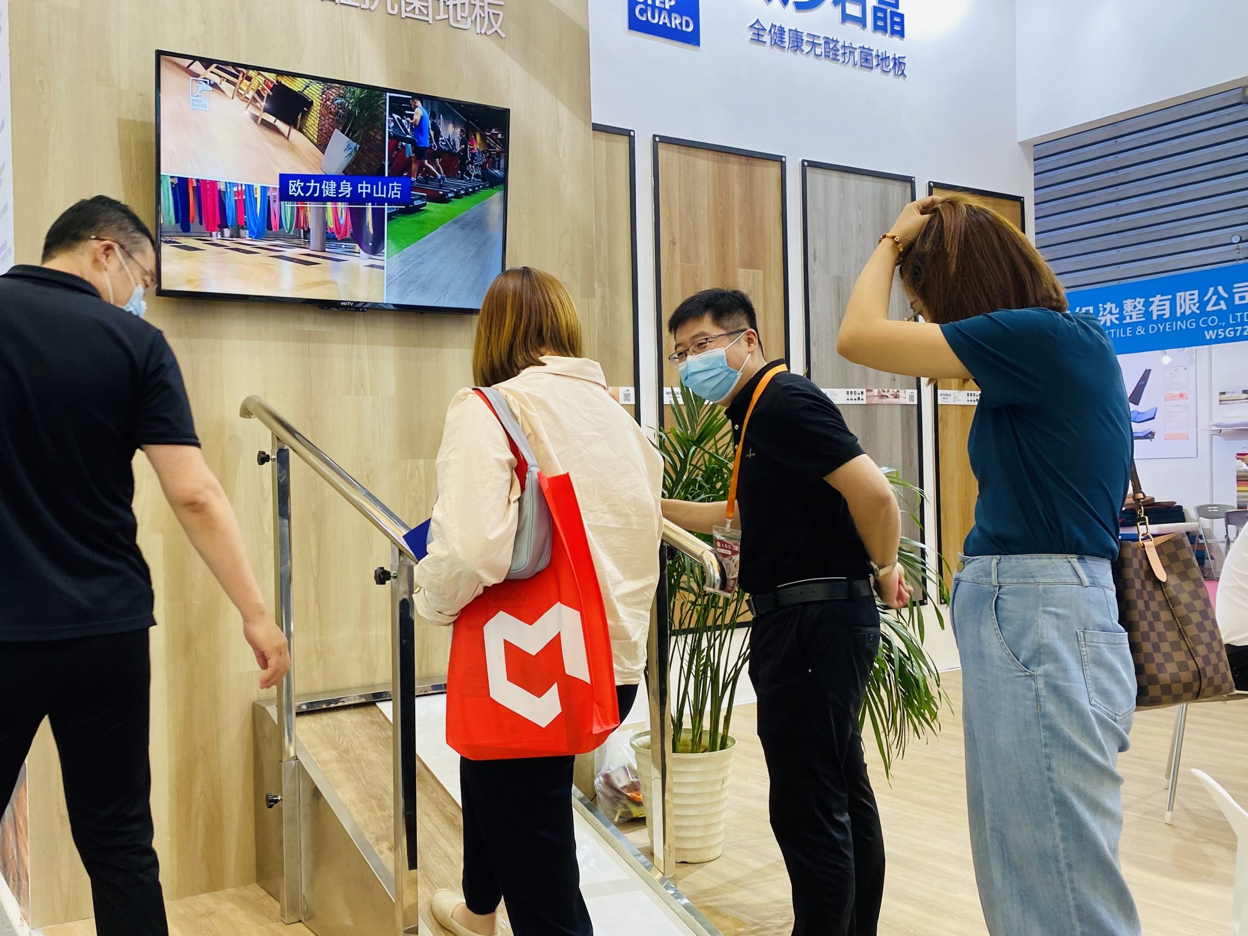 米博(中国)体育石晶地板展会防滑体验