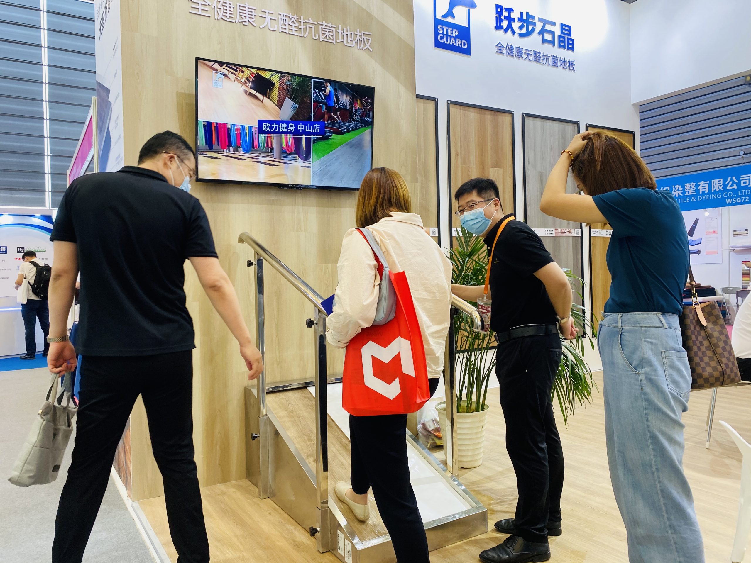 上海国际地材展米博(中国)体育石晶防滑体验