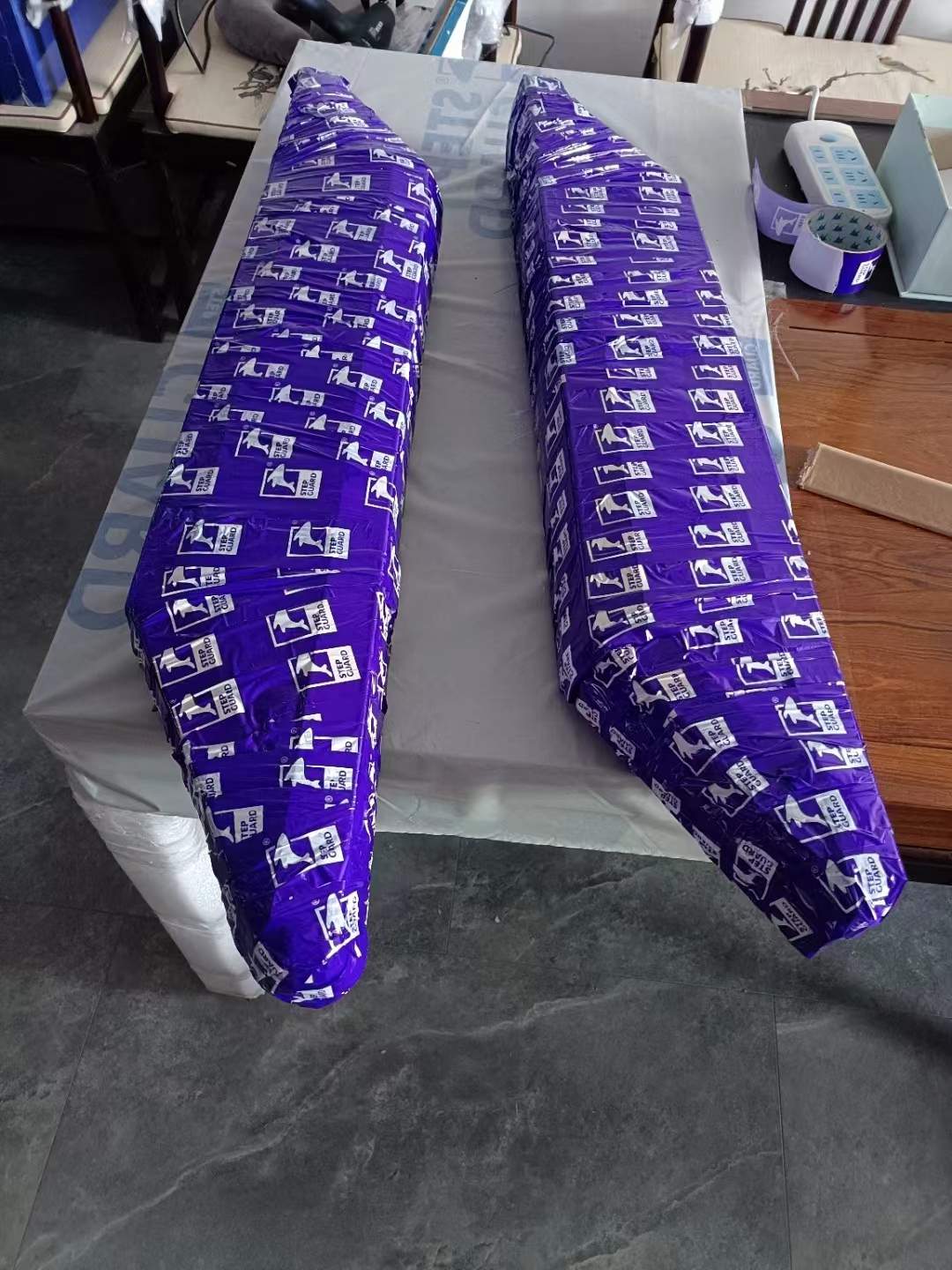 米博(中国)体育石晶鱼骨拼地板打包寄样给急需鱼骨拼的客户看样
